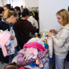 Наибольшей популярностью пользовались столы с одеждой для новорождённых и детей от трёх лет — newsvl.ru