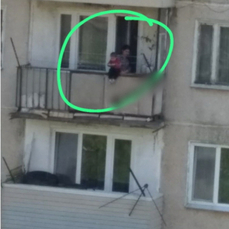 В Приморье привлекли к ответственности женщину, свесившую своего ребёнка за перилами балкона на 4-м этаже