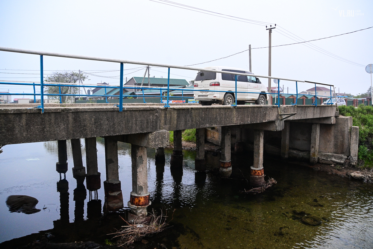 На чем держится мост при поднятии авто. Мост выдерживает только одного человека. Золотые ворота сан франциско машины. Мост на пруду в хлевенском районе. Самый длинный мост в мире даньян-куньшаньский виадук.