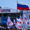 Площадь в День России раскрасилась в белый, синий и красный цвета — newsvl.ru