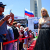 Много людей собралось посмотреть на дефиле — newsvl.ru
