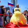На красной ковровой дорожке перед сценой прошёл модный показ — newsvl.ru