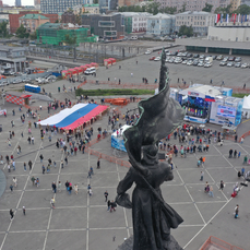 Во Владивостоке в День России развернули огромный триколор 