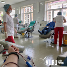 Добровольцы пополнили банк донорской крови во время акции во Владивостоке
