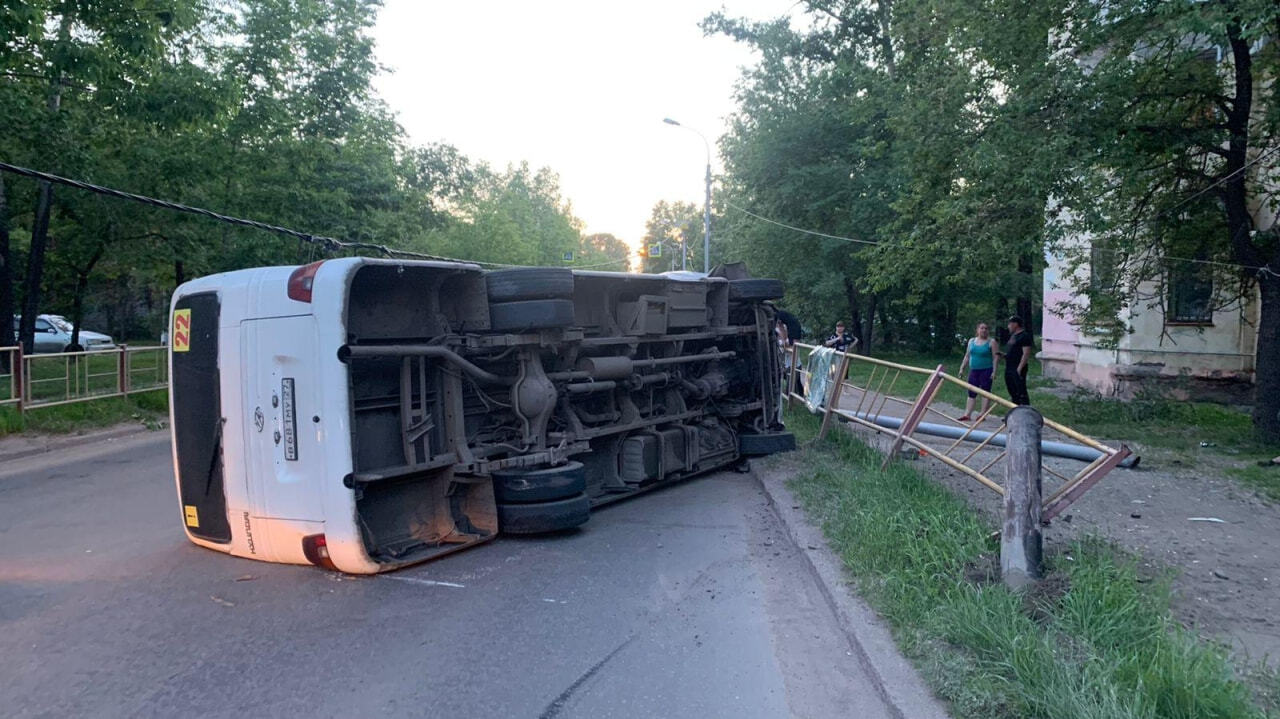 Световая опора рухнула на хабаровчанку после ДТП с автобусом — Новости  Хабаровска