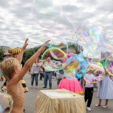 В День молодёжи на набережной Цесаревича устроят шоу с аниматорами, мыльными пузырями и слаймами для самых маленьких