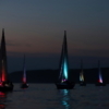 Яхтсмены включили прожектора, освещающие паруса — newsvl.ru