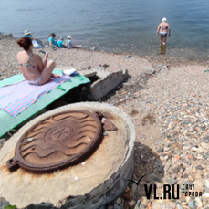На пляже МГУ в воду уходит канализационный сток – отдыхающих это не смущает 