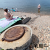 На пляже МГУ в воду уходит канализационный сток – отдыхающих это не смущает (ФОТО)
