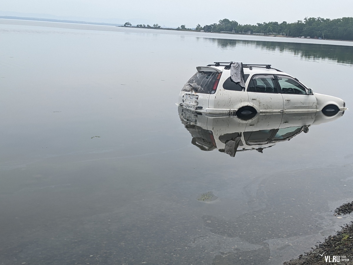 В море на Садгороде обнаружили автомобиль-утопленник (ФОТО) – Новости  Владивостока на VL.ru