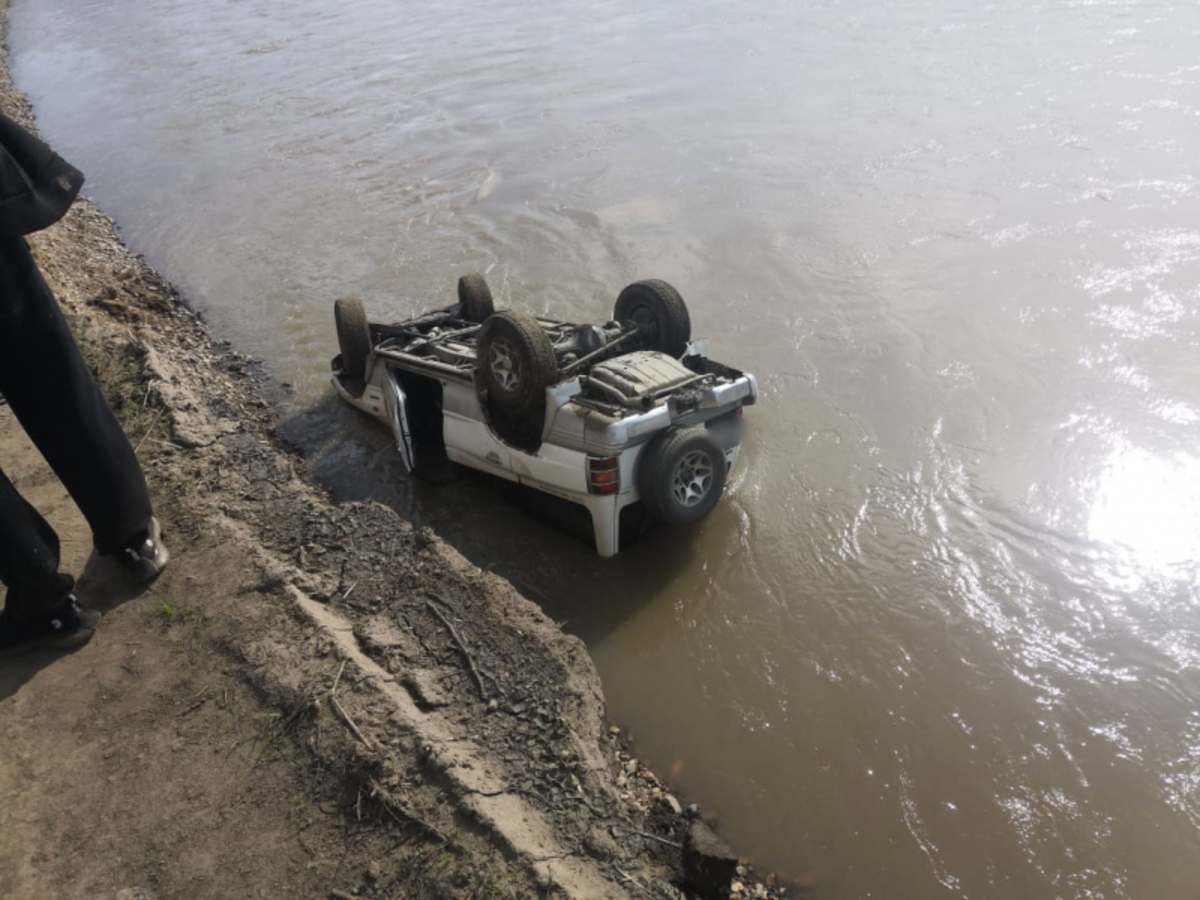 Джип упал с обрыва в реку Раздольную — водитель погиб – Новости  Владивостока на VL.ru