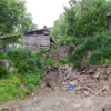 Рядом с домом - полузасыпанная груда мусора — newsvl.ru