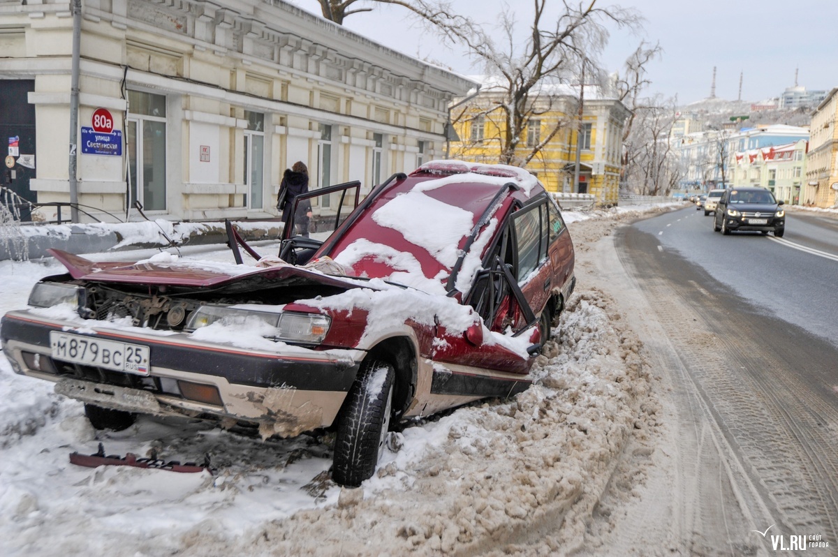 Житель Владивостока, чью машину раздавил столб во время ледяного шторма,  отсудил у ВПЭС 128 тысяч рублей – Новости Владивостока на VL.ru