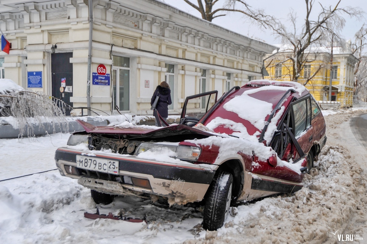 Житель Владивостока, чью машину раздавил столб во время ледяного шторма,  отсудил у ВПЭС 128 тысяч рублей – Новости Владивостока на VL.ru