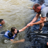 На земле, в воздухе, грязи и воде герои помогают друг другу — newsvl.ru