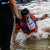 В воду люди падали очень часто — newsvl.ru
