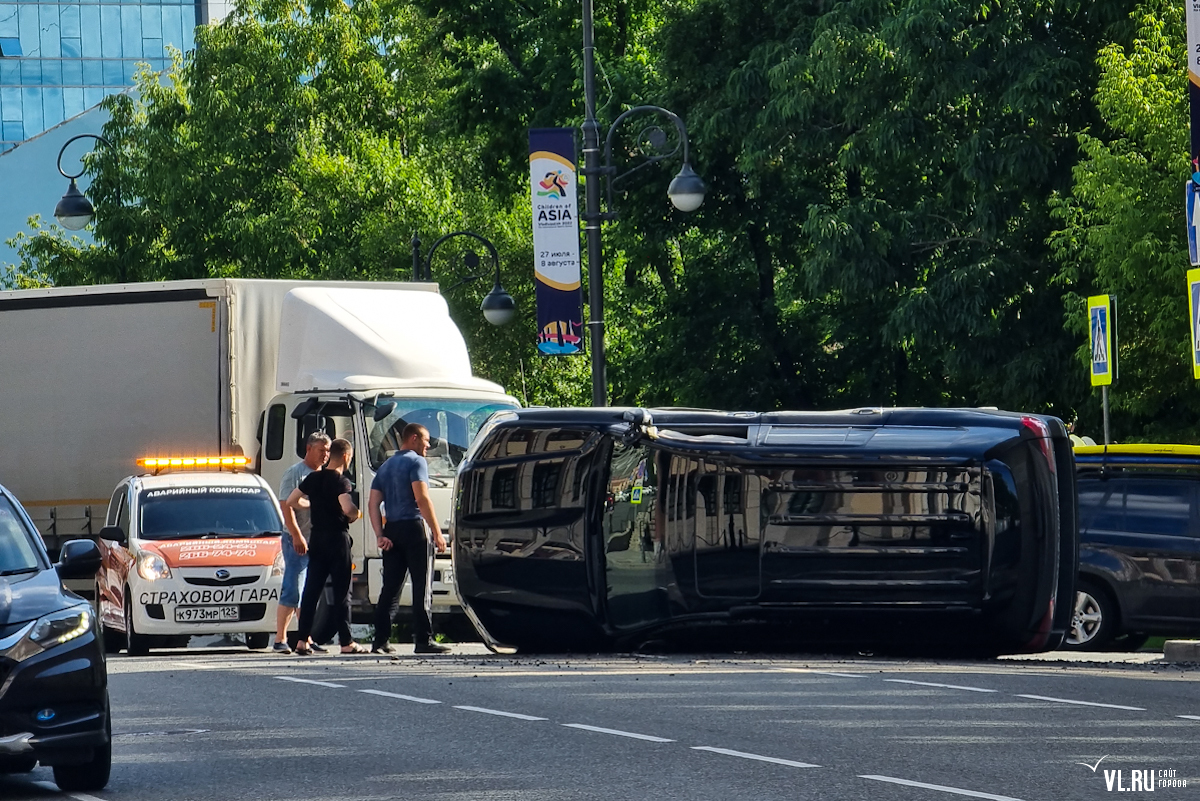 Land Cruiser завалился на бок на повороте к Комарова – Новости Владивостока  на VL.ru