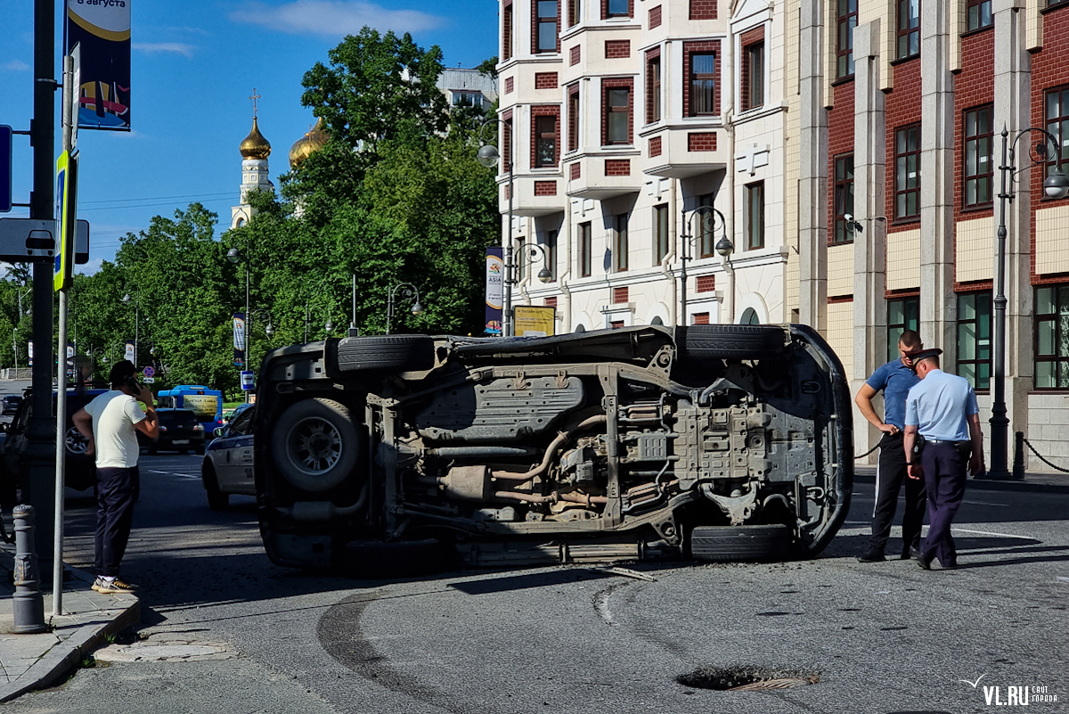 Land Cruiser завалился на бок на повороте к Комарова – Новости Владивостока  на VL.ru