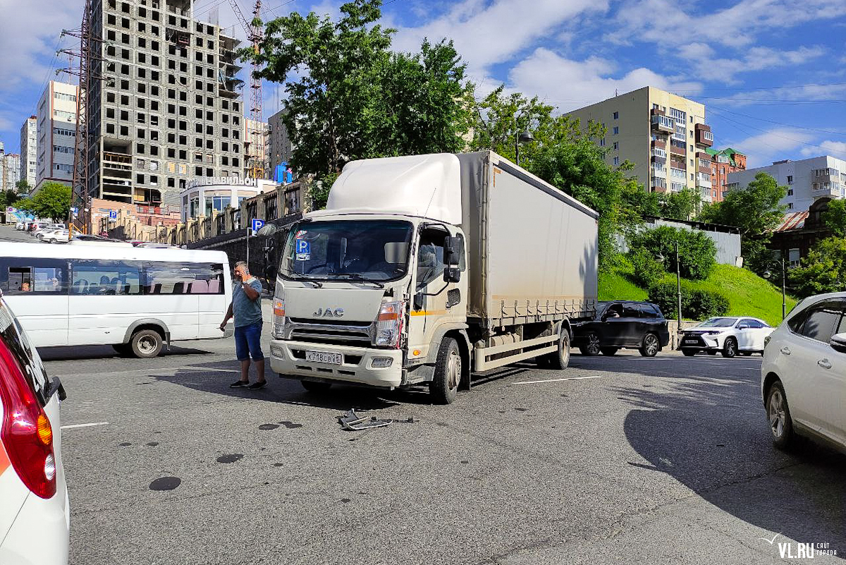 Land Cruiser завалился на бок на повороте к Комарова – Новости Владивостока  на VL.ru