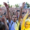 Публика пела вместе с артистами и поддерживала их, танцуя в такт музыке — newsvl.ru