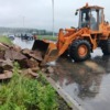 На Русском убирают камни и грунт с дороги — newsvl.ru