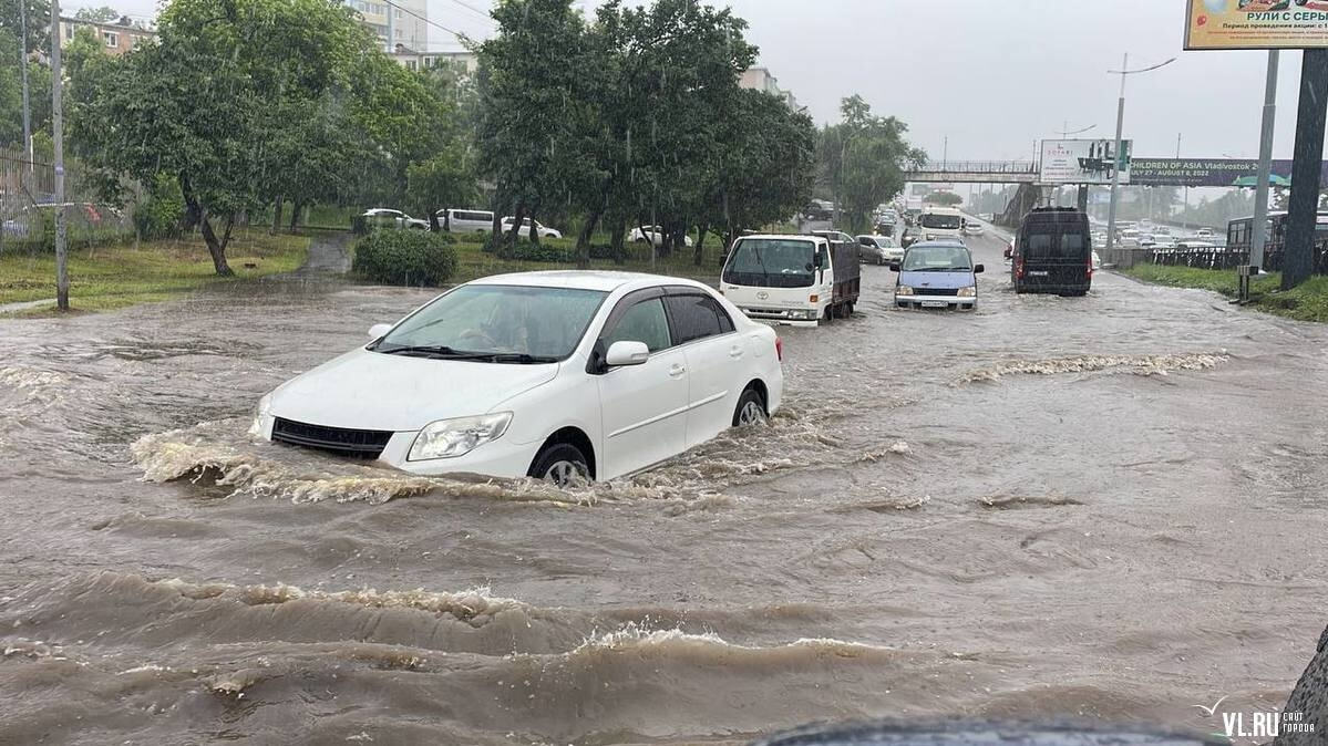 Вода по капот: дороги затопило во Владивостоке после утреннего дождя (ФОТО;  ВИДЕО) — Новости Хабаровска