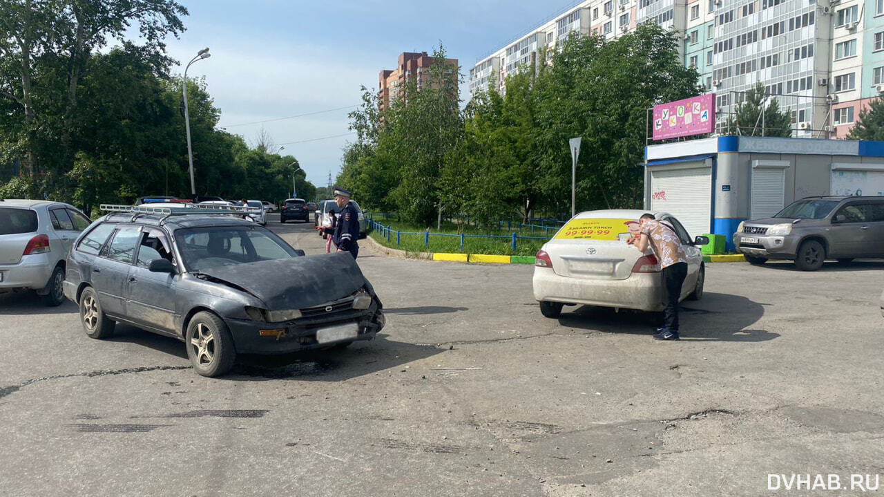 С беременной клиенткой на борту попал в аварию таксист у 