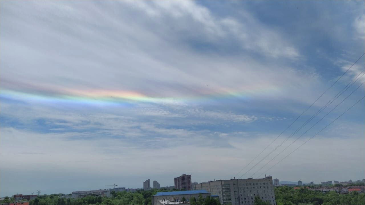 В небе над хабаровском сегодня. Радуга в Хабаровске. Странные явления. Необычные явления в небе. Необычные облака.