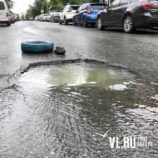 Во Владивостоке не успевают устранять течи на дорогах после вчерашнего дождя