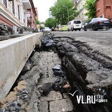 На улице Лазо из-под асфальта показалась старинная брусчатка 