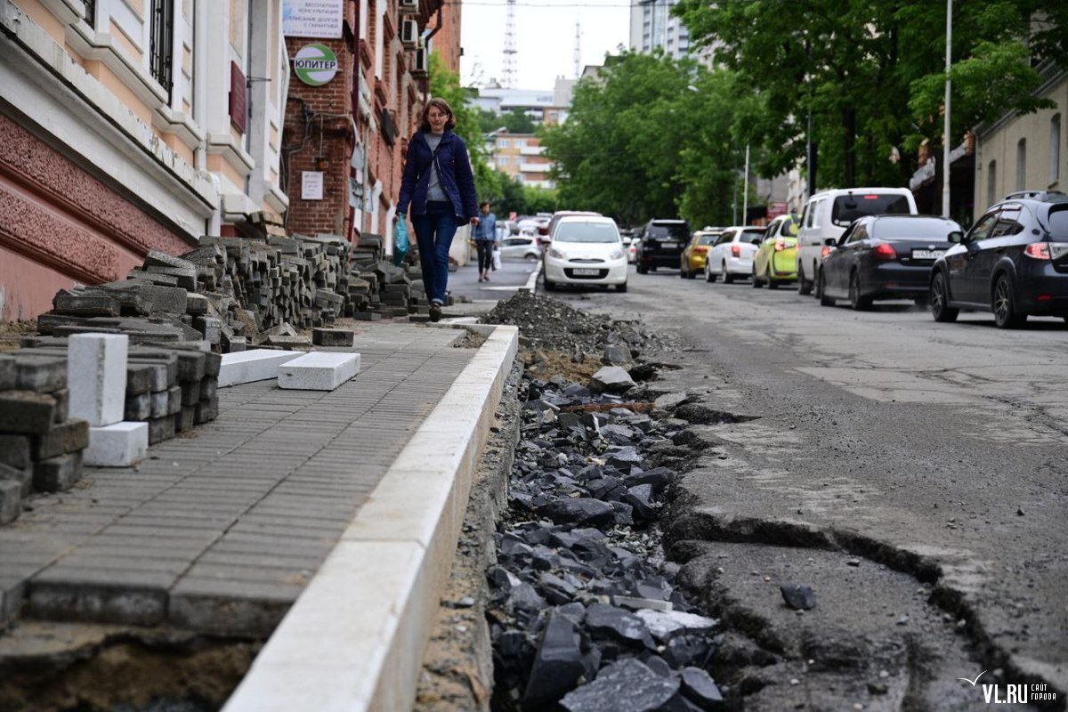 На улице Лазо из-под асфальта показалась старинная брусчатка (ФОТО) –  Новости Владивостока на VL.ru