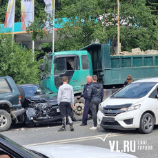 Во Владивостоке самосвал повредил девять автомобилей на Выселковой 