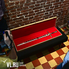 &laquo;Кто с мечом к нам придёт&raquo;: мэр Владивостока передал позолоченный клинок воинской славы Музею Арсеньева