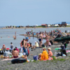 Тем временем люди отдыхали на местном пляже — newsvl.ru