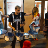 Под звуки барабанов на улицу высыпали участники труппы Театра молодёжи — newsvl.ru
