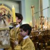 Церемония прошла под песни церковного хора, с чтением молитв и при свечах — newsvl.ru