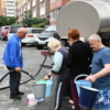 Водитель водовоза инструктирует людей, просит бутылки по полтора литра не набирать — newsvl.ru