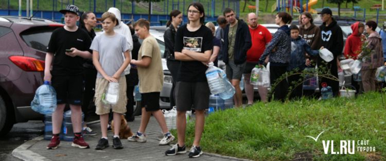 Падей новости. Очередь за водой. Люди стоят за водой. Жара очередь за водой.