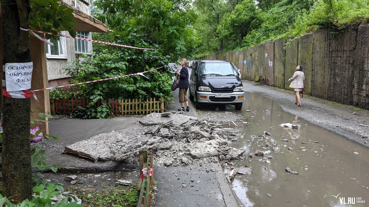 Часть фасада жилого дома на Океанском проспекте во время дождя рухнула на  пешеходную зону (ФОТО) – Новости Владивостока на VL.ru