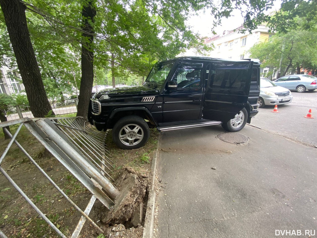 Путаю педали: снесла забор на Постышева водитель Gelandewagen (ФОТО) —  Новости Хабаровска