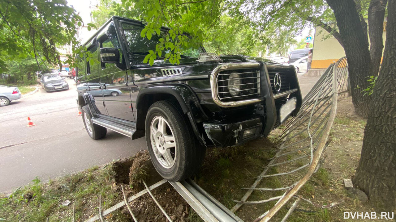 Путаю педали: снесла забор на Постышева водитель Gelandewagen (ФОТО) —  Новости Хабаровска