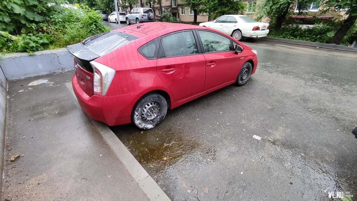 Автомобиль без номеров не даёт Примводоканалу устранить течь у дома на  Луговой (ФОТО) – Новости Владивостока на VL.ru