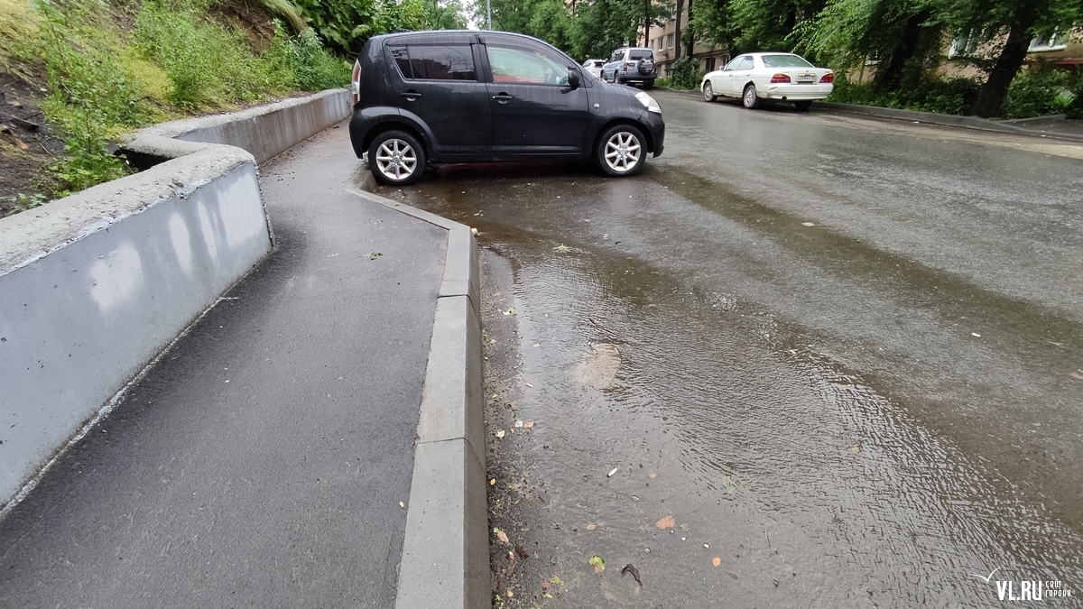 Автомобиль без номеров не даёт Примводоканалу устранить течь у дома на  Луговой (ФОТО) – Новости Владивостока на VL.ru