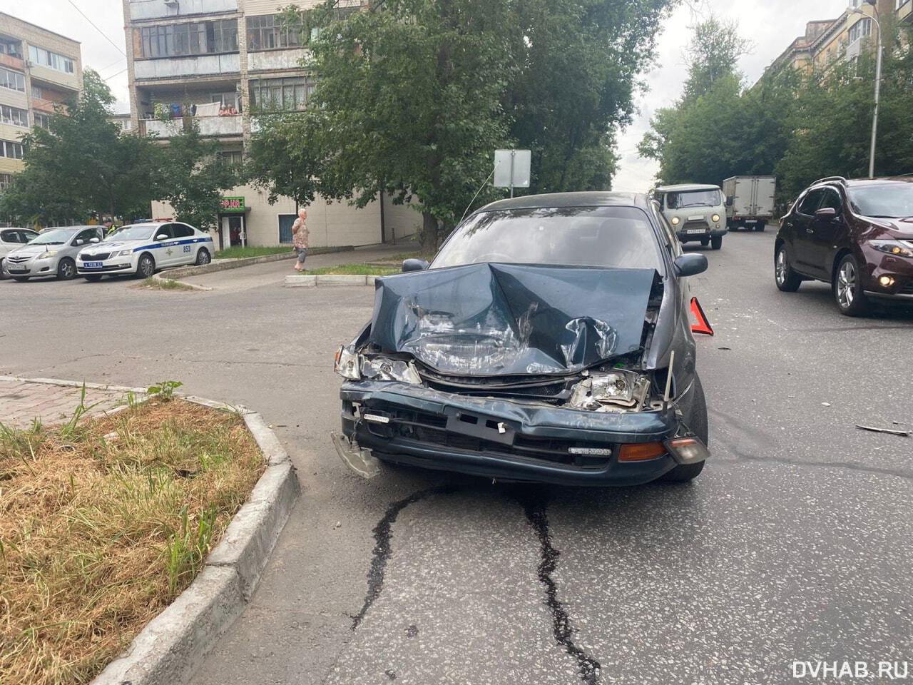 Водитель с признаками опьянения устроил аварию в центре (ФОТО; ВИДЕО) —  Новости Хабаровска