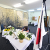 В одном из залов японского консульства поставили столик с фотографиями бывшего премьер-министра — newsvl.ru
