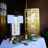 Перед входом в здание консульства также поставили стол для цветов от посетителей — newsvl.ru