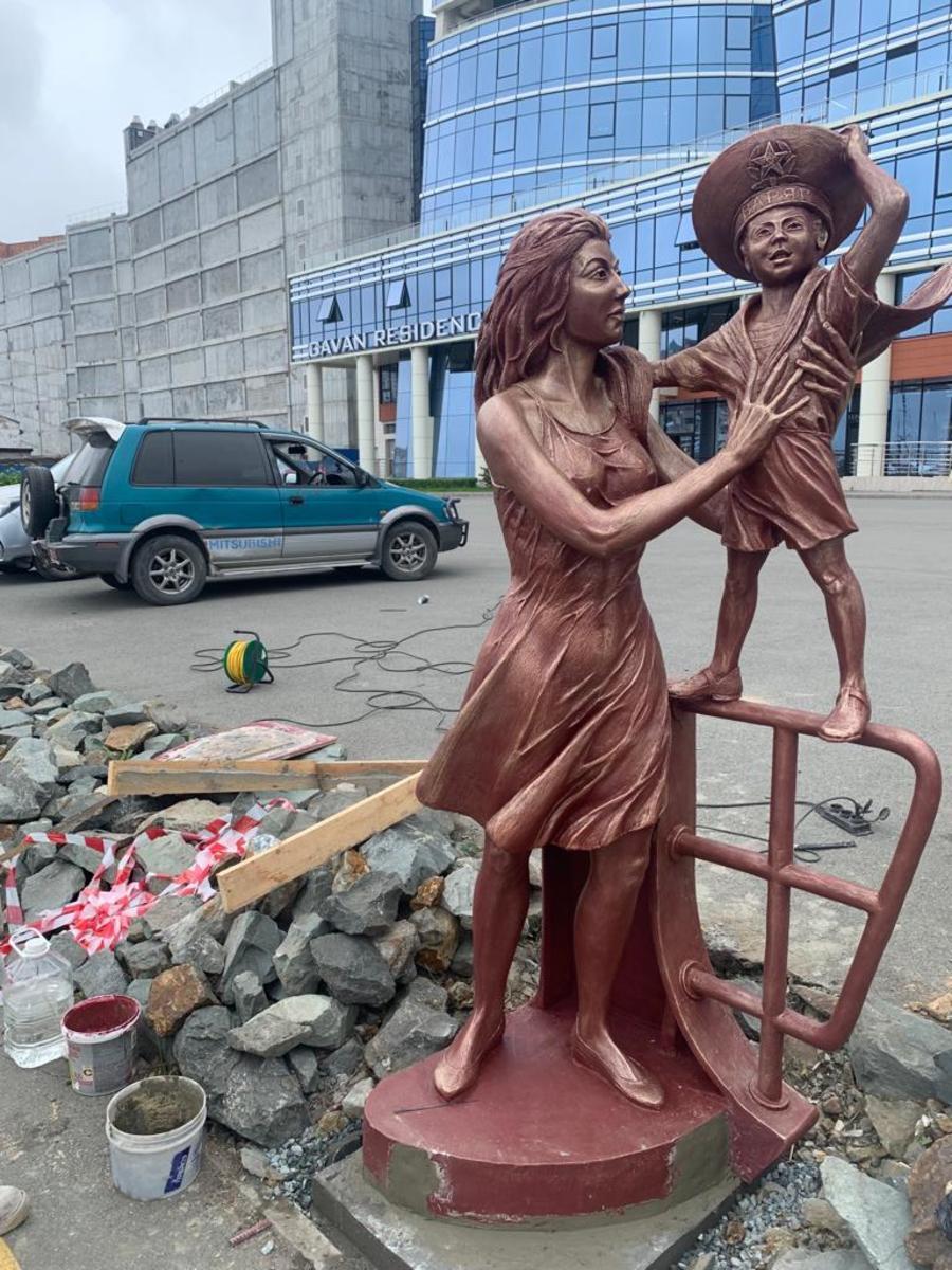 Памятник во Владивостоке мать и дитя