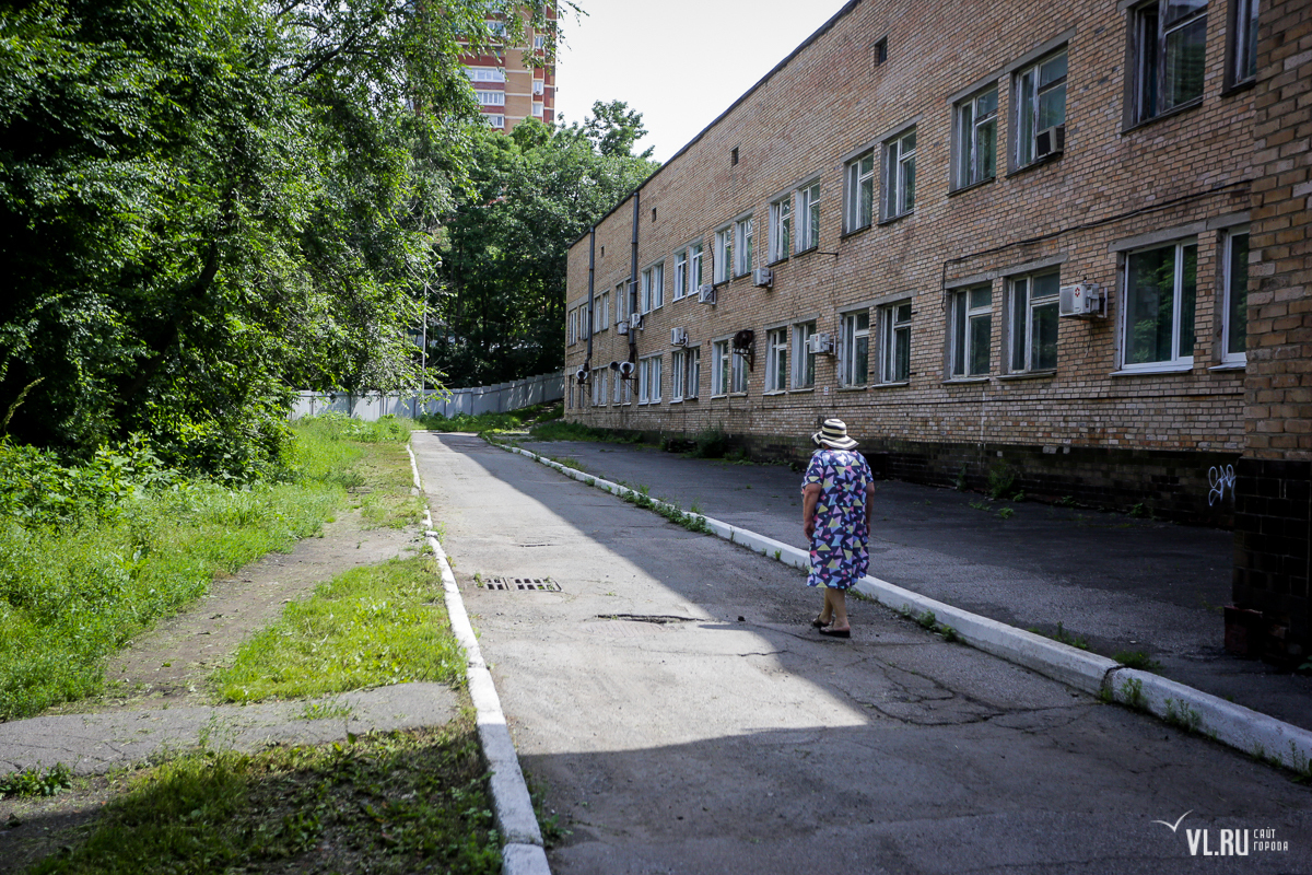 Чиновники и жители Кирова искали новый пешеходный маршрут после «усиления»  забора у больницы ДВО РАН (СХЕМА; ФОТО) – Новости Владивостока на VL.ru