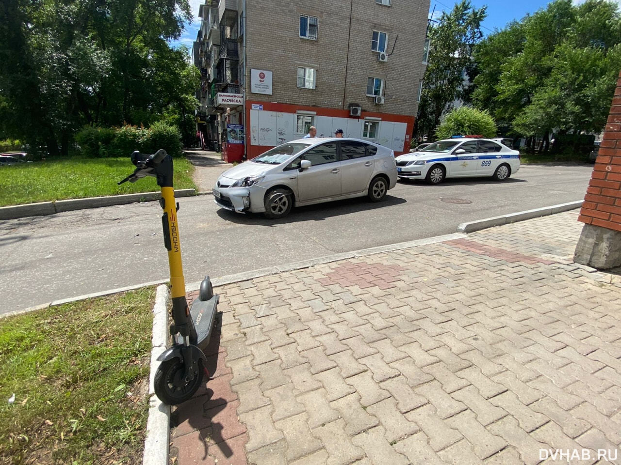 Подросток на электросамокате серьезно повредил Prius (ФОТО) — Новости  Хабаровска