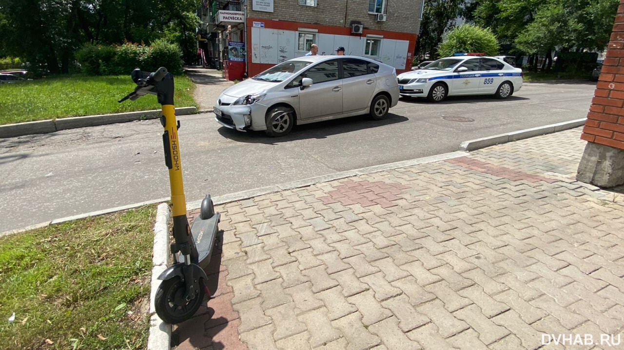 Подросток на электросамокате серьезно повредил Prius (ФОТО) — Новости  Хабаровска